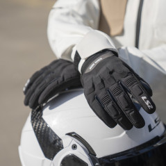 Gants moto LS2 Jet III noirs portés avec le casque