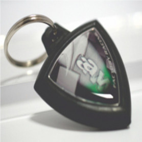 Llavero de goma con logo Kawasaki