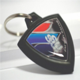 Llavero de goma con logo Suzuki