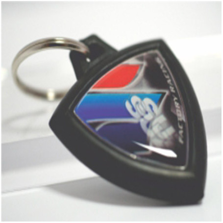 Llavero de goma con logo Suzuki