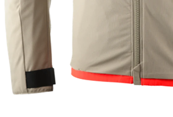 Polsino con velcro e fondo rosso vivo della giacca moto Ixon Combat