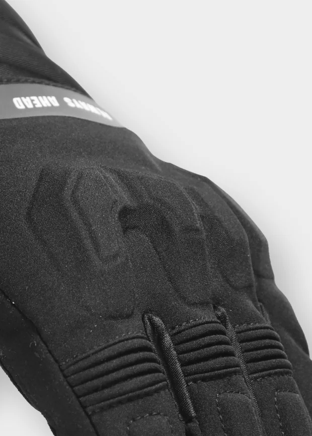 Détail de la protection rigide des phalanges des gants moto LS2 Jet III