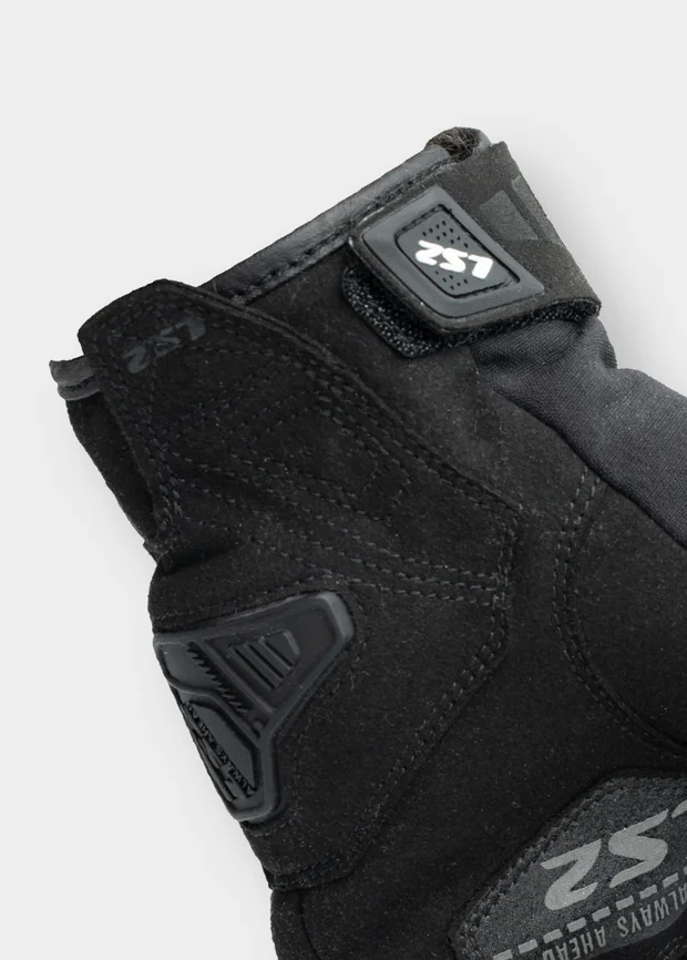 Détail de la manchette avec fermeture velcro des gants LS2 Jet III
