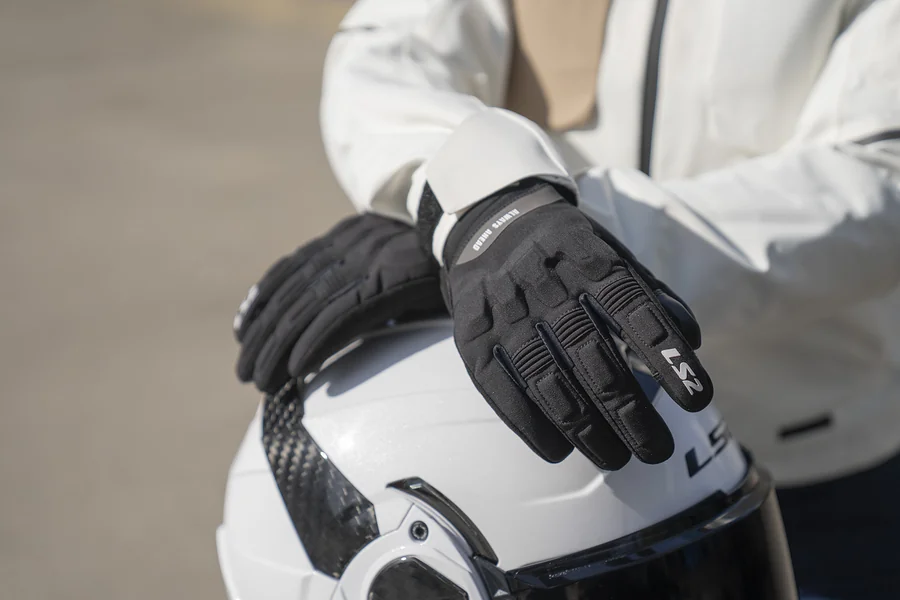 Gants moto LS2 Jet III noirs portés sur un casque