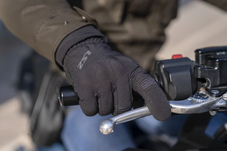 LS2 Urbs II Handschuh auf einem Motorrad, Hand am Bremshebel