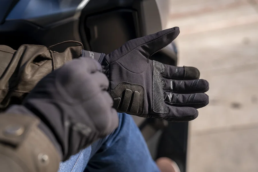 LS2 Urbs II Handschuhe beim Anziehen